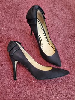 Black pumps