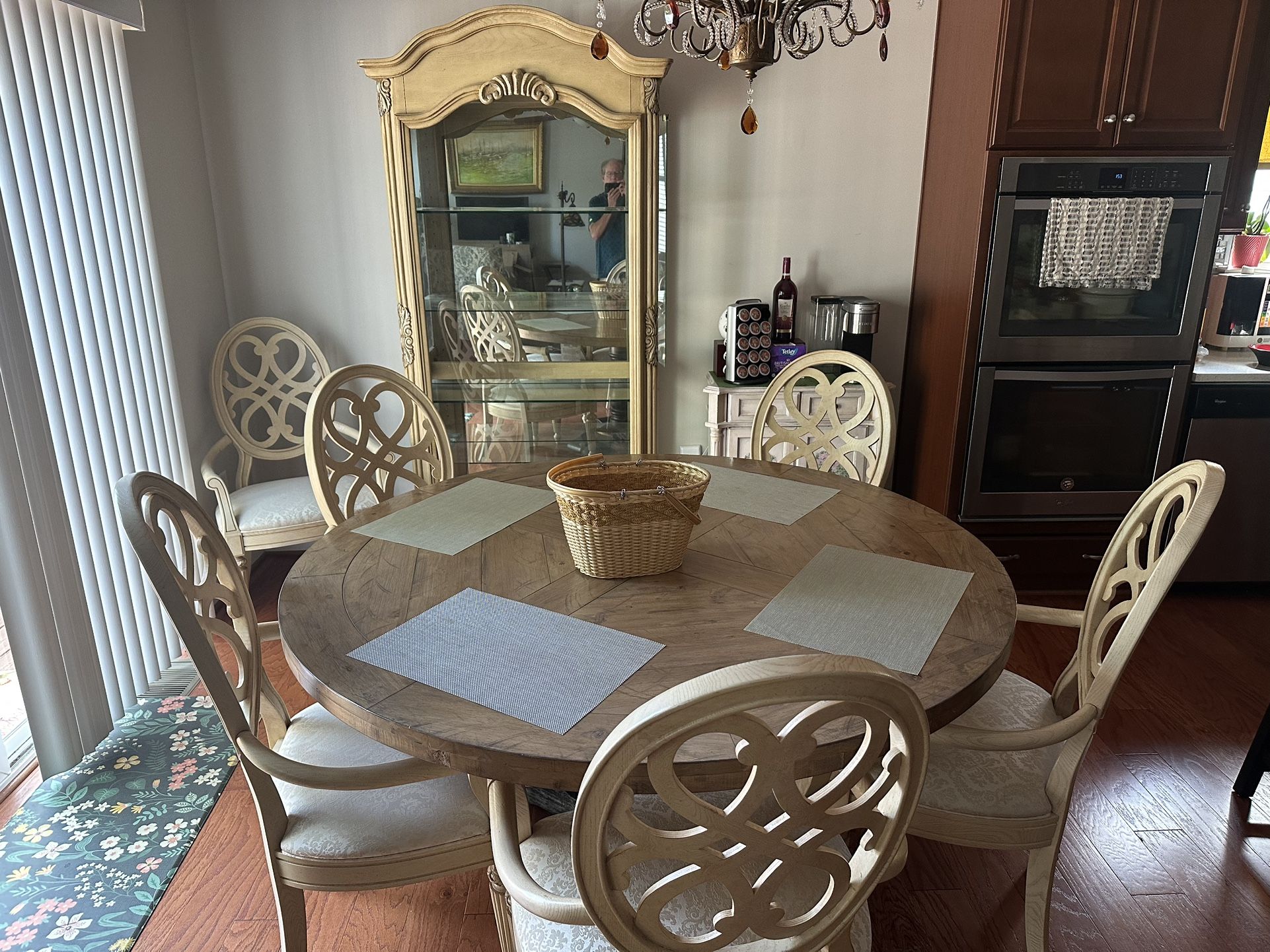 Dining Room Table w/6 Chairs