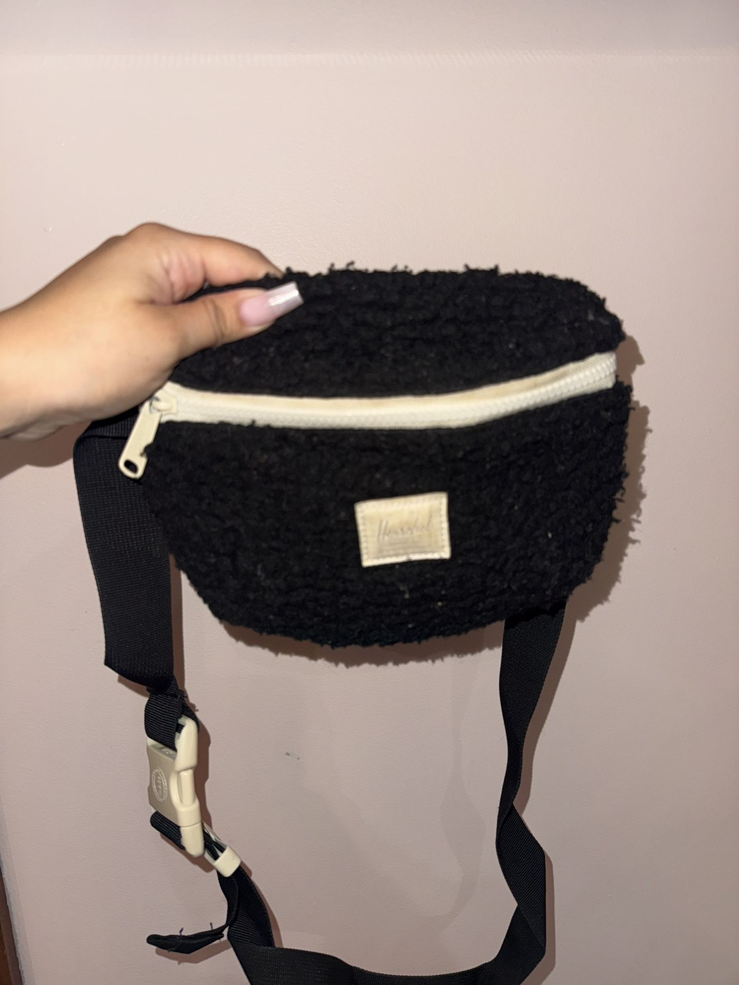 Herschel Fluffy Bumb Bag (black)