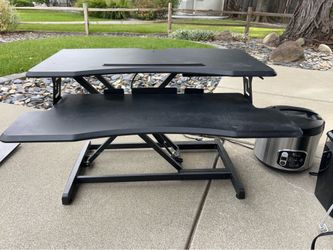 Adjustable standing desk