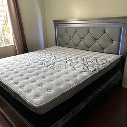 King Size bed frame with led lights mattress including.        Cama King size con Luz led Colchon incluido