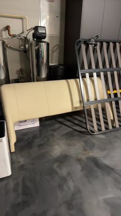 Bedframe, including headboard, and everything you need other than the mattress Beautiful queen, size Cantoni