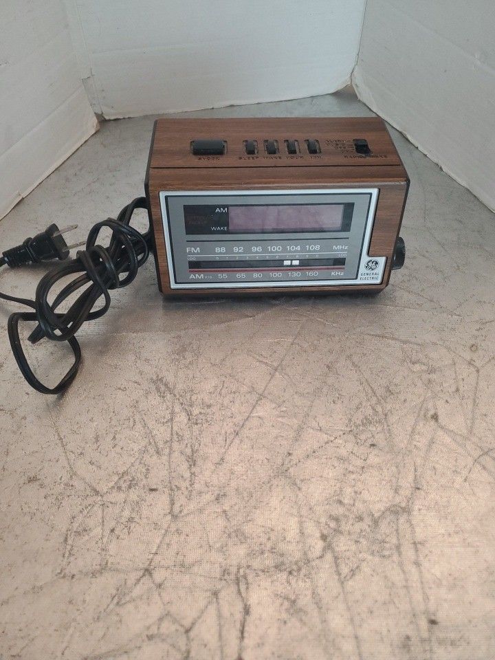 Vintage GE General Electric Alarm Clock Radio AM/FM Model 7-4601A Tested Works