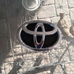 13 To 15 Front Emblem Toyota Rav 4 ( Oem)