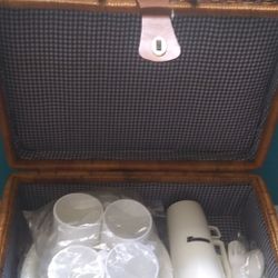 Wicker Picnic Basket With Plastic Silverware For 4