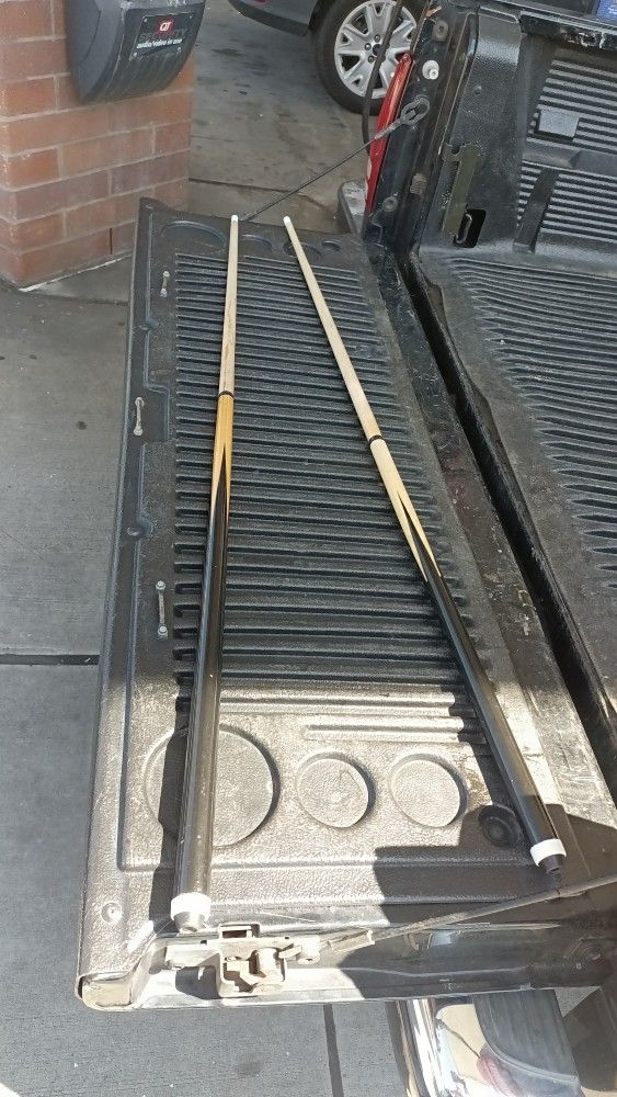 2 Pool Sticks