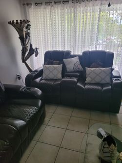 2 sofa   sofa loveseat y sofa reclining Motion esta en buena condición nesesito moverme