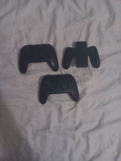 2 Switch Controllers + Joycon Holder