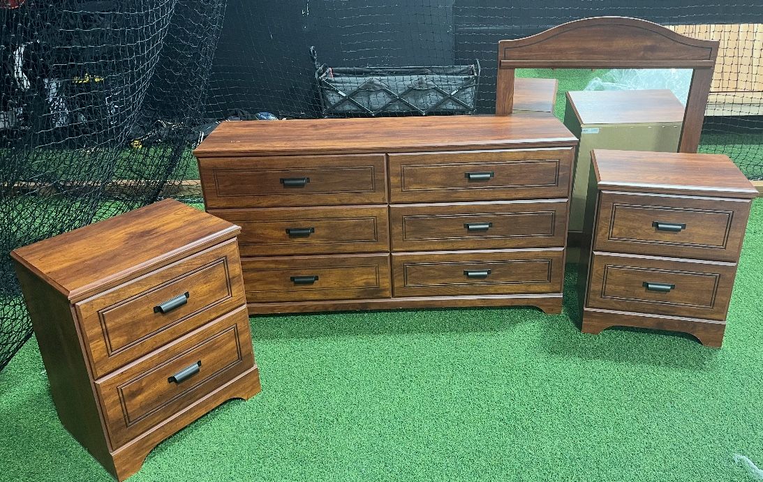 Dresser, Mirror, 2 Matching Nightstands