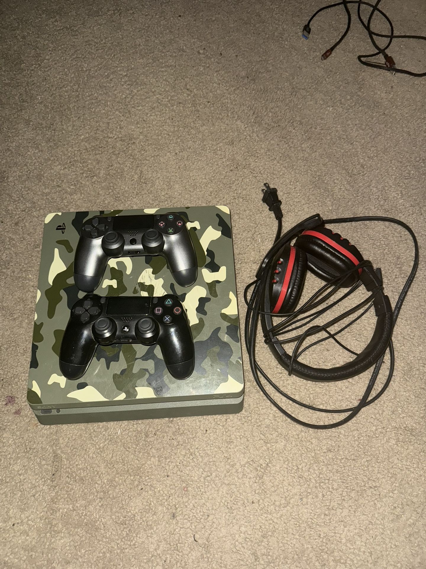 PS4 Slim 2 Controllers, Moniter