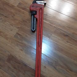Snap On 36" Pipe Wrench 
