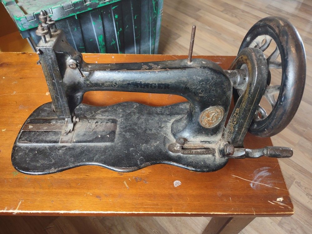 Singer Sewing Machine 