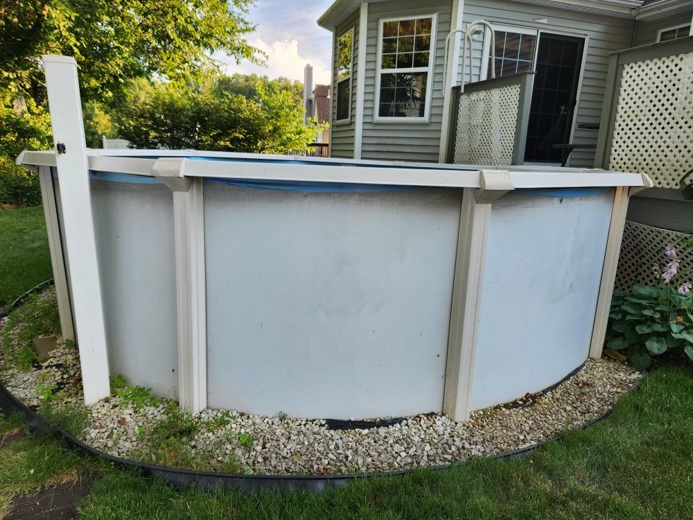 Free - Above Ground pool 15' Round and 52" Height