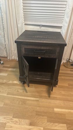 End table on wheels 23 x 23 x 28 tall