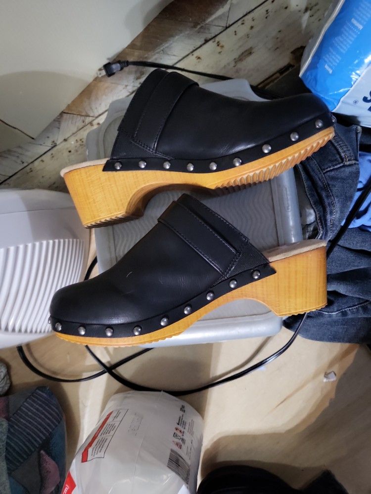 Woman's Clogs