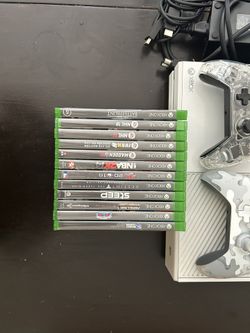 Xbox One, 2 Controllers and Games