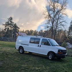 Chevy Express 3500 , white color