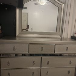 Dresser With Mirror 