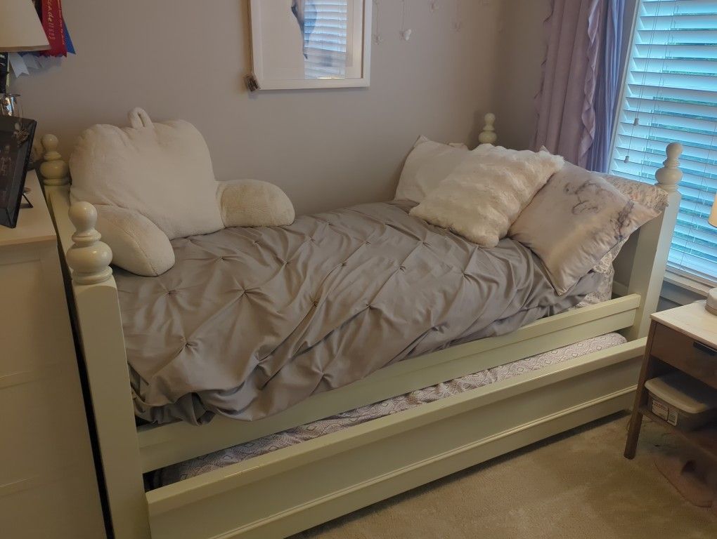 Twin Size Pottery Barn Trundle Bed