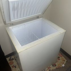 Gibson White Deep Freezer
