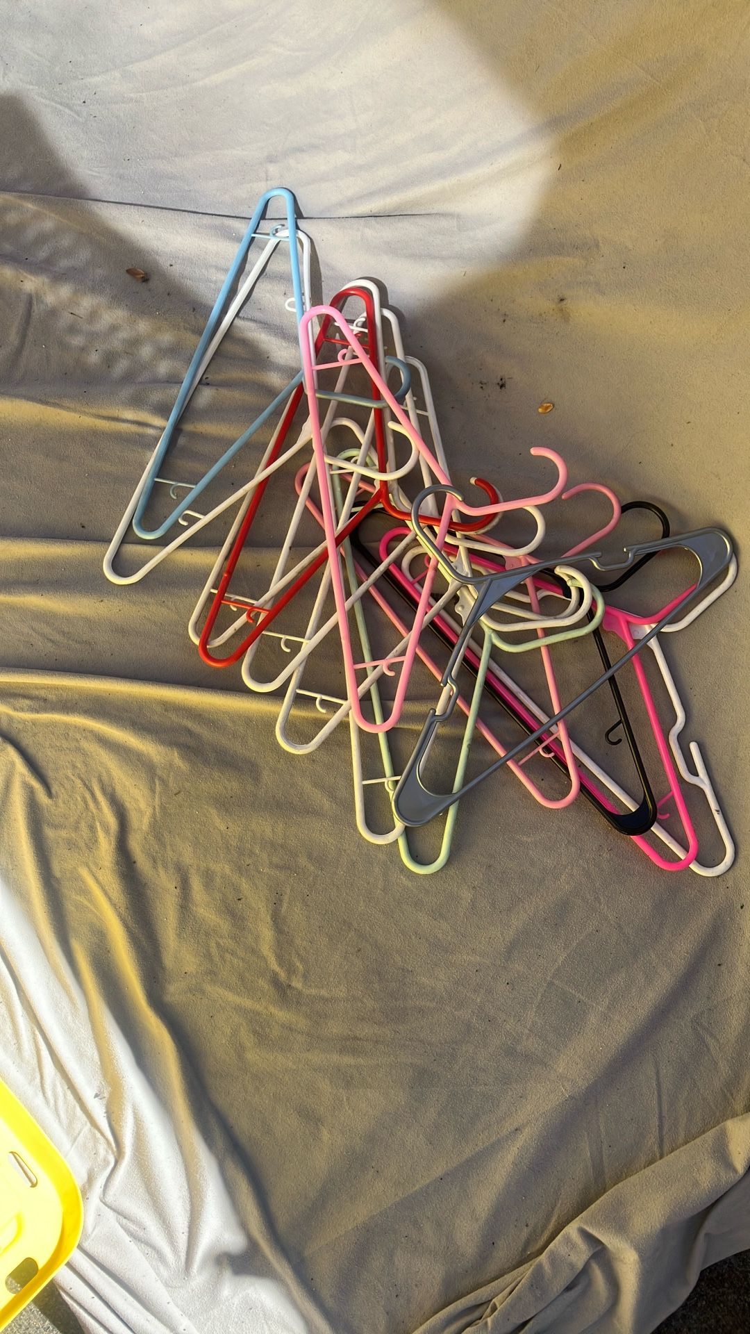 Lost Of plastic hangers, lots free