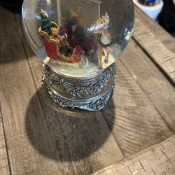 Musical CHRISTMAS REINDEER Sleigh Gifts ORNATE SILVER BASE Water Snow Globe Ball