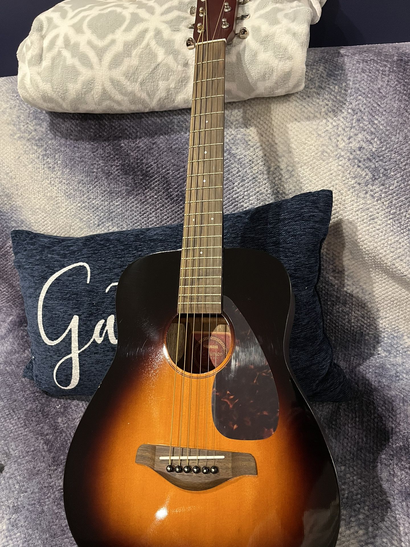 Yamaha Acoustic Guitar JR2