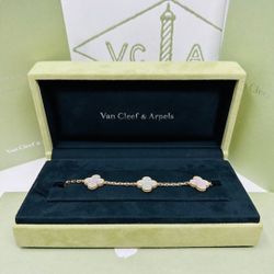 Authentic Van Cleef & Arpels Vintage Alhambra bracelet, 5 motifs
18K yellow gold, Mother-of-pearl