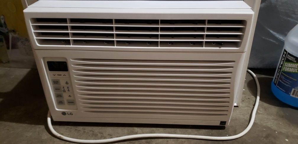 LG - 6,000 BTU Window Air Conditioner - WhiteWI