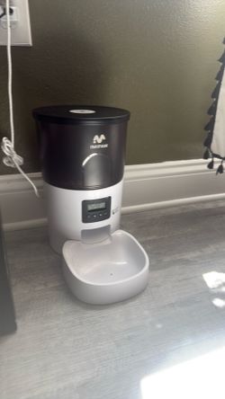 Dry food dispenser