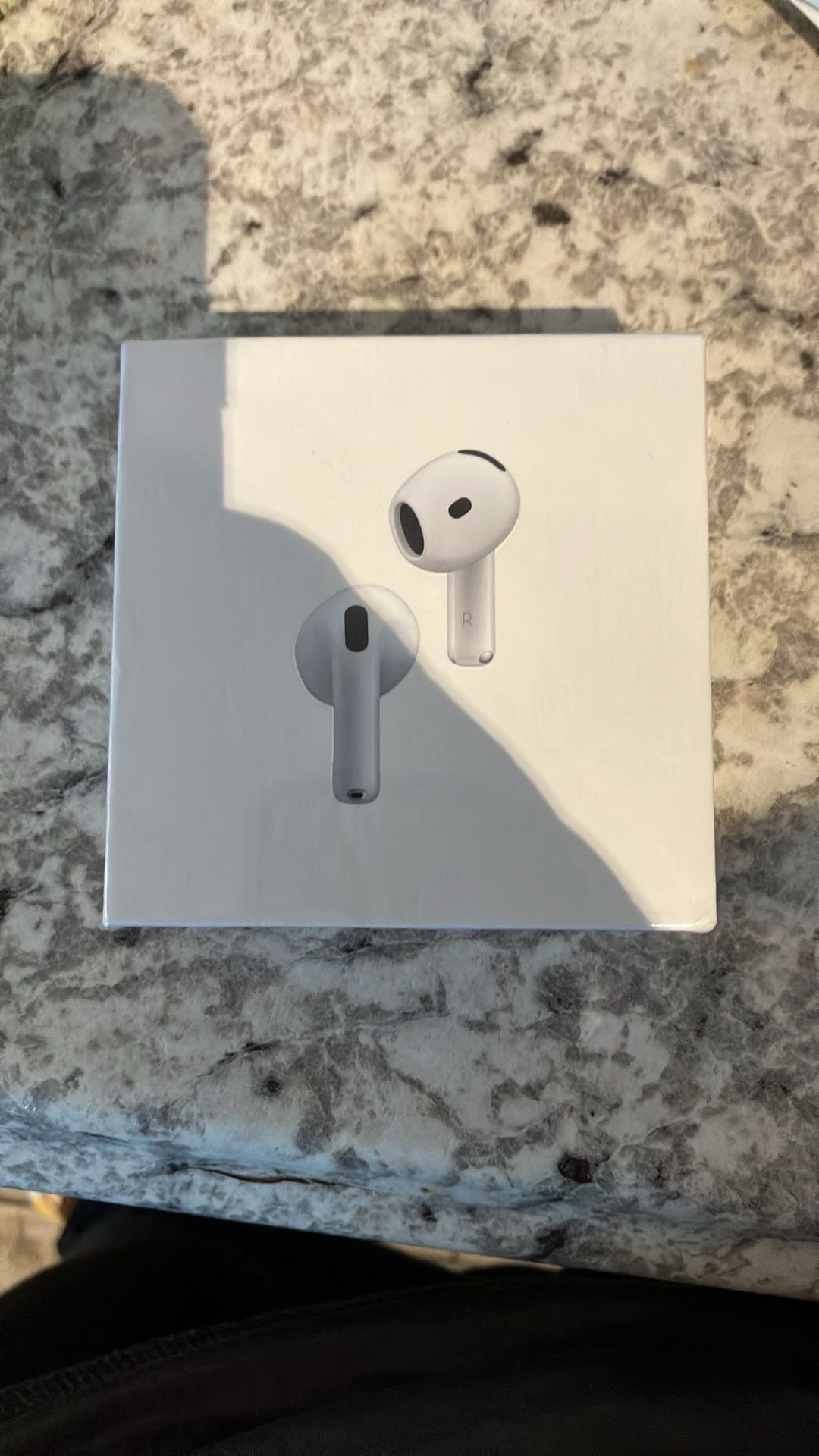 AirPod Generation 4 * noise cancellation