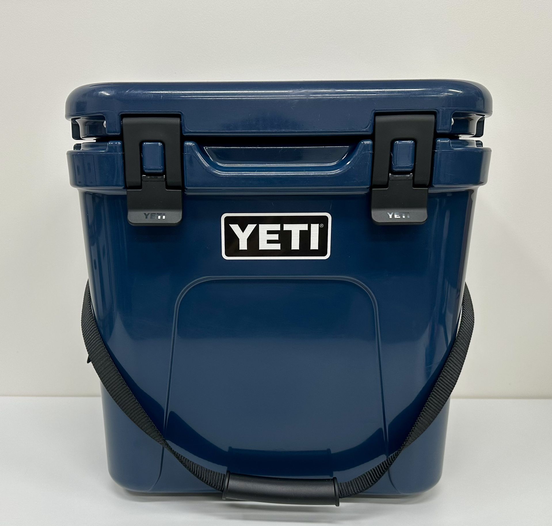 Yeti Roadie 24 Hard Cooler - Navy