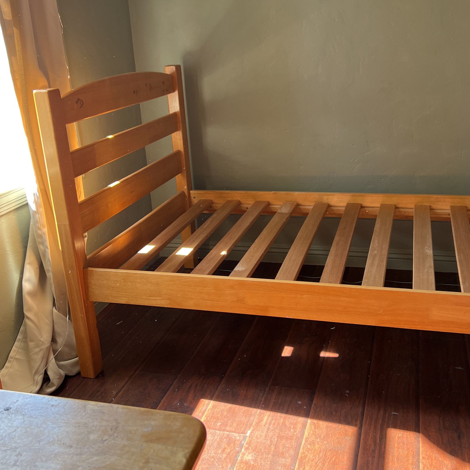 Solid Wood Twin  Bed Frame 