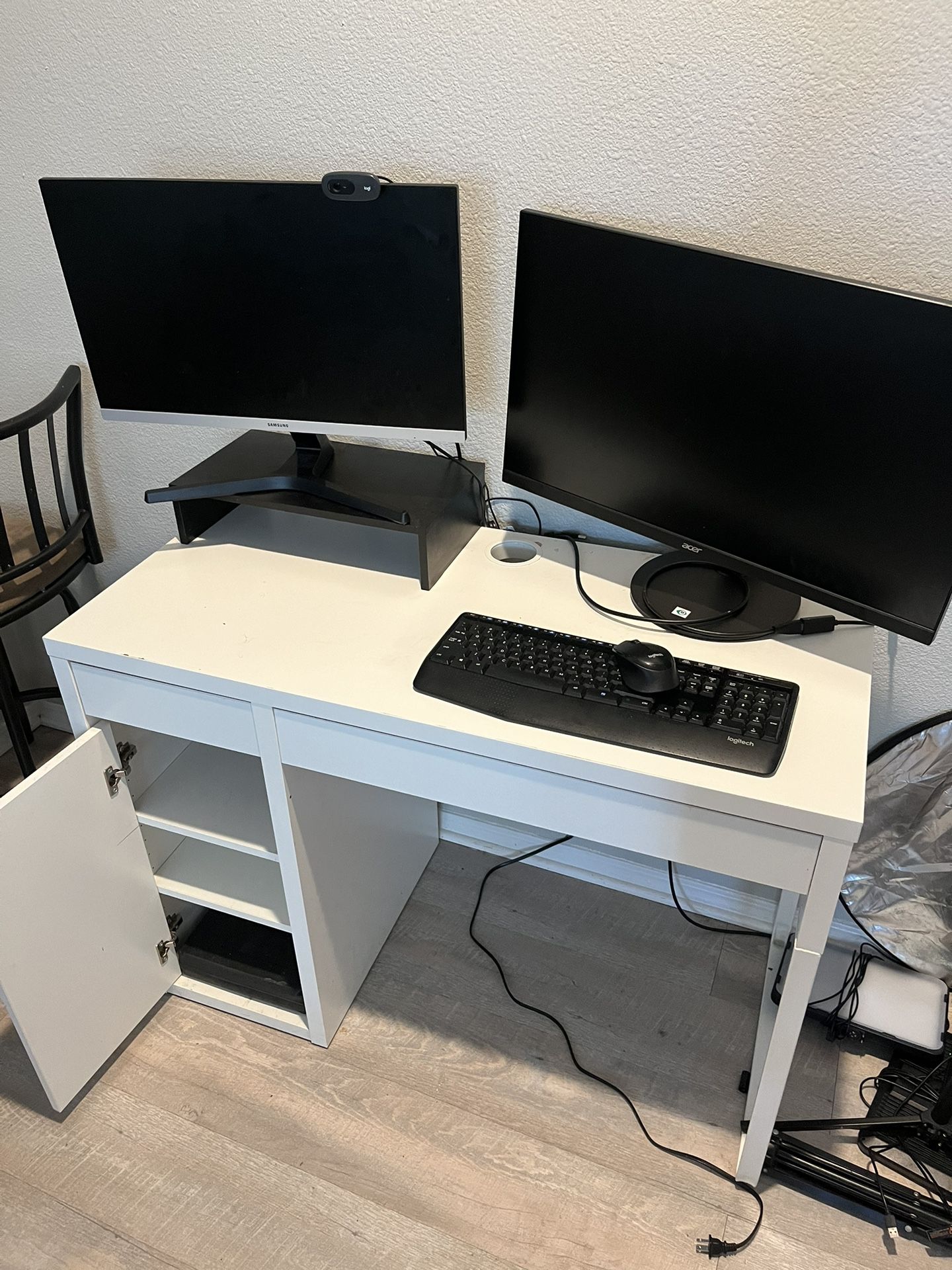 Computer Desk With Monitor And Video Cam