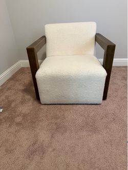 Swivel accent chair