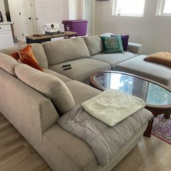 Sectional W/ottoman, Rug, Table And Pillows  