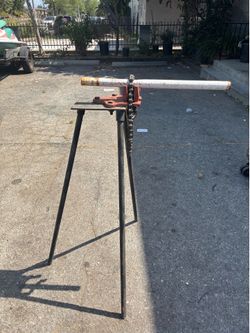 Tripod pipe vise