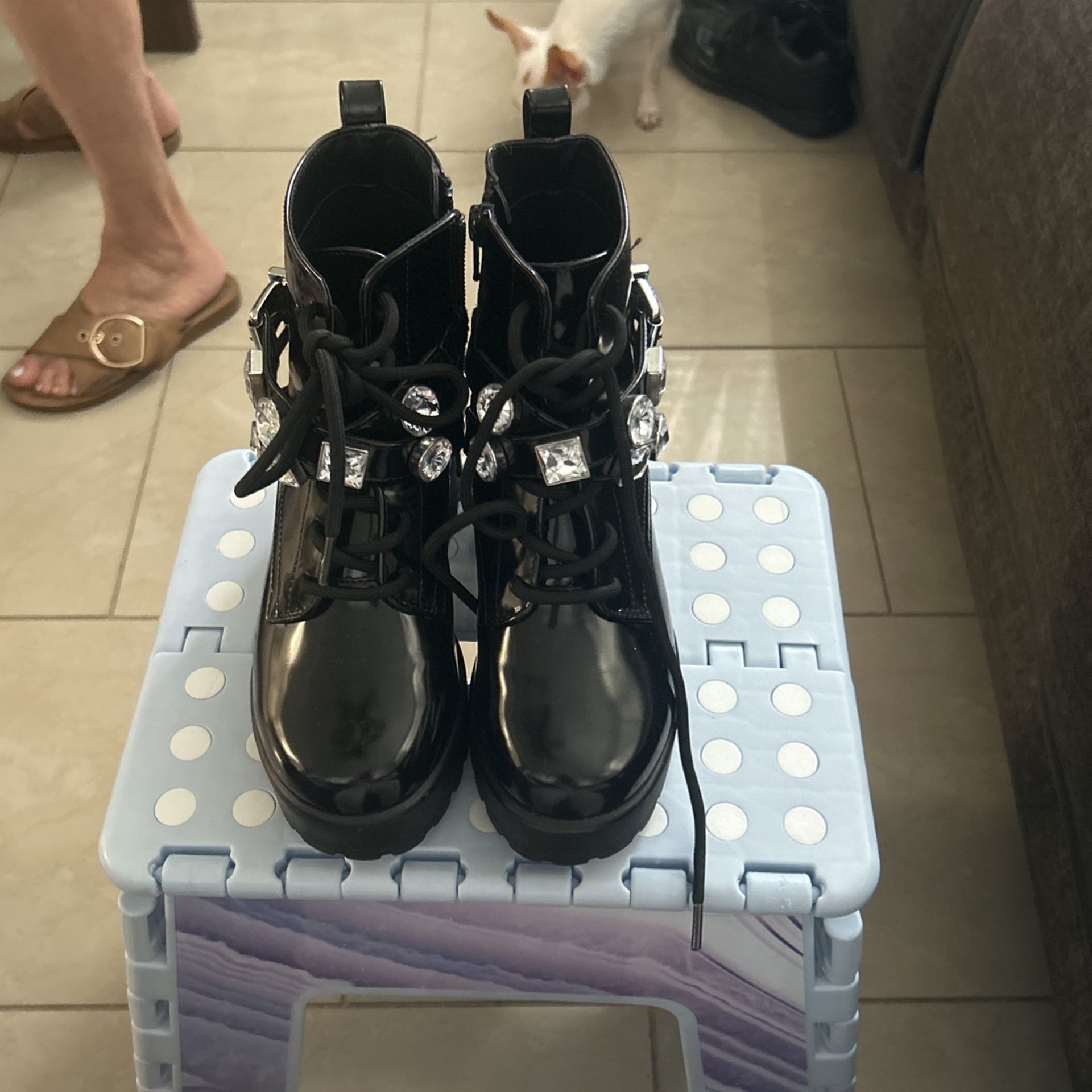 brand new heel boots size:1 kids 