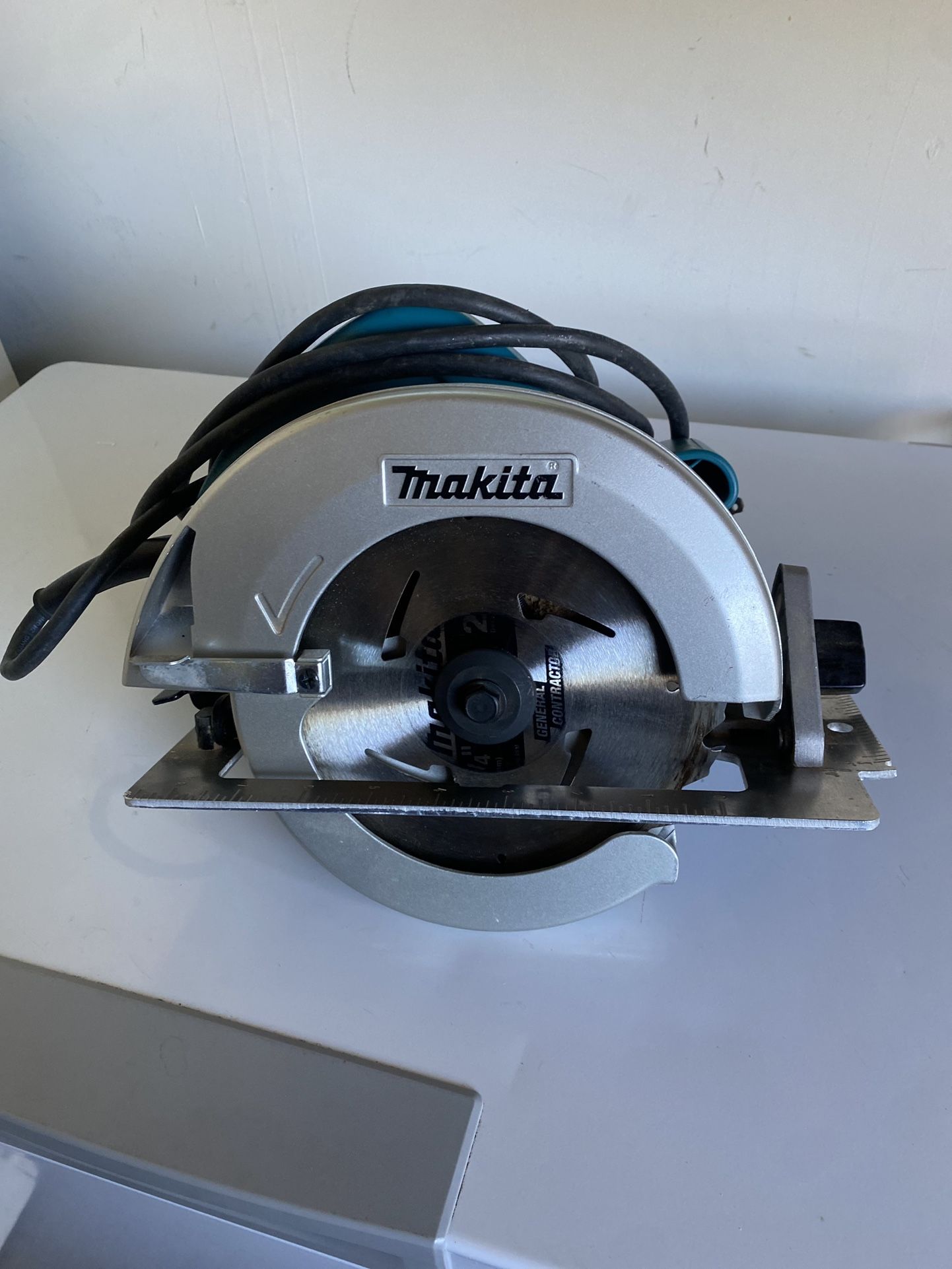 Makita 7-1/4 in. 15 Amp Corded Circular Saw