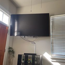 75” FLAT SCREEN ROKU