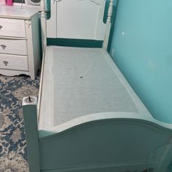 Twin Bed 🛌 And Box Spring 
