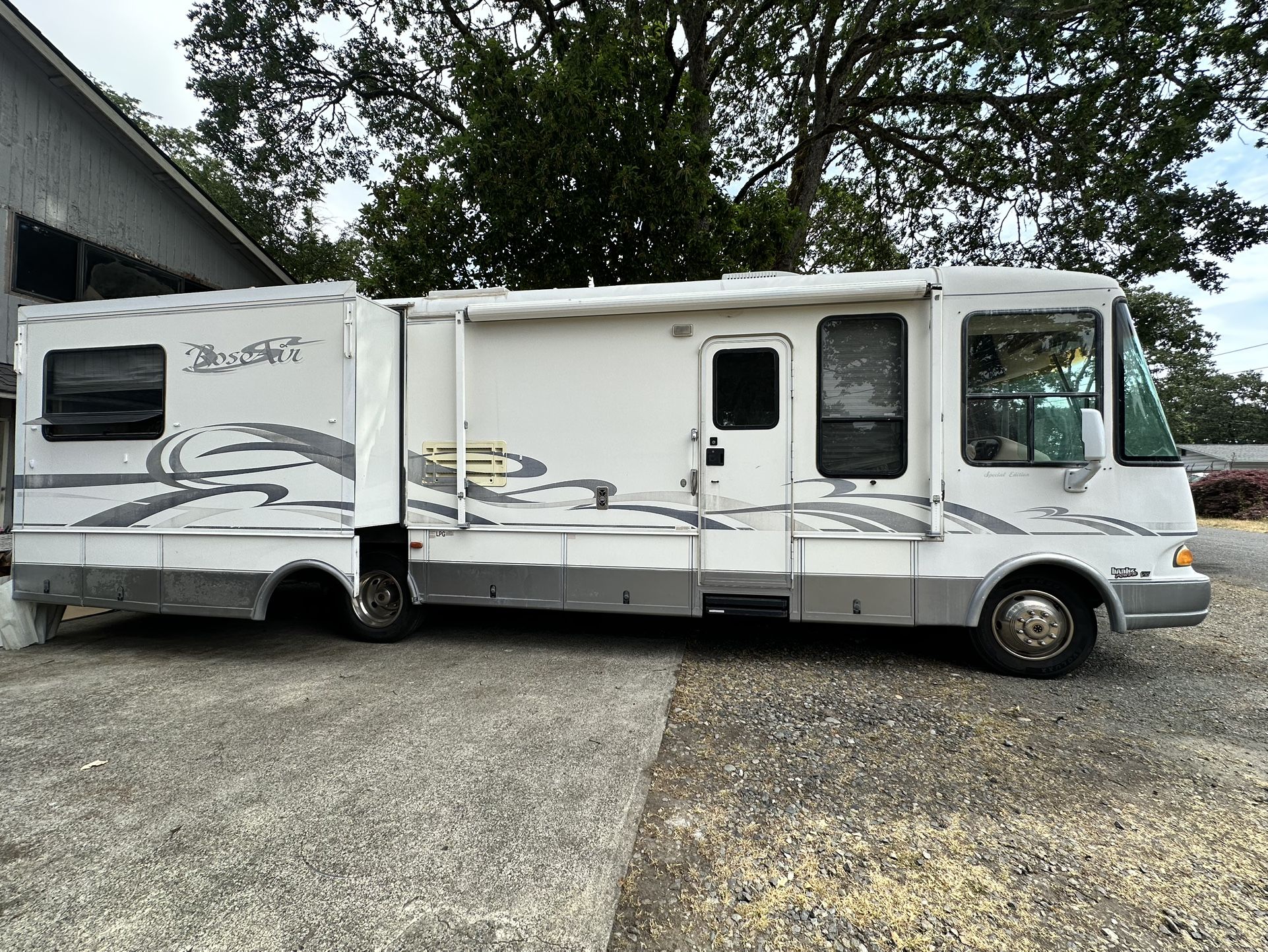 2000 32ft 2-slide Outs Queen Bed Low Miles Extra Clean