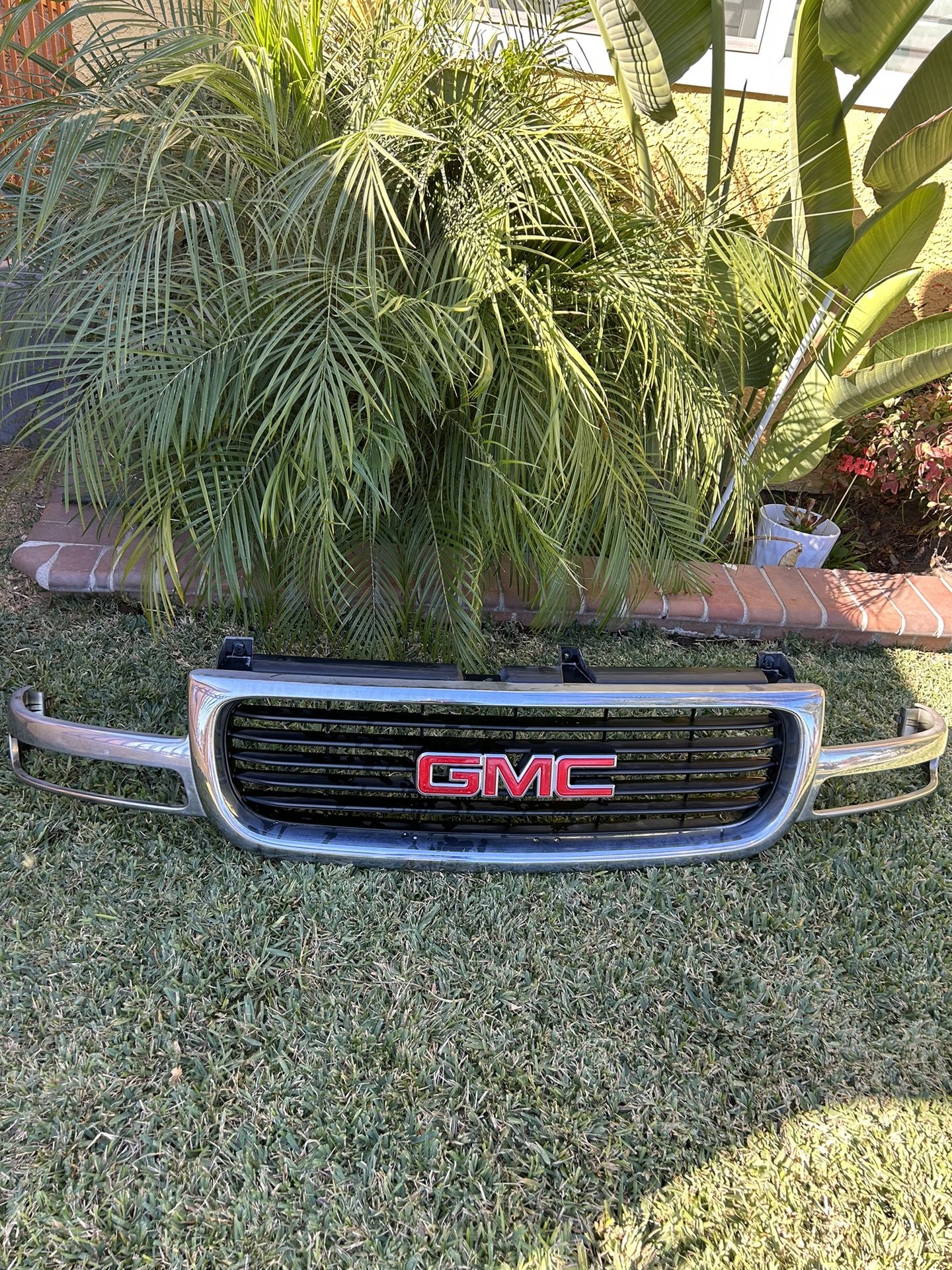 2002 GMC SIERRA GRILLE