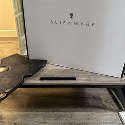 Alienware M18 R1 GeForce RTX 4090 Gaming Laptop Bundle