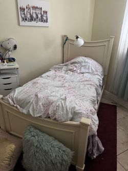 Cama Twin de madera color crema en excelente estado