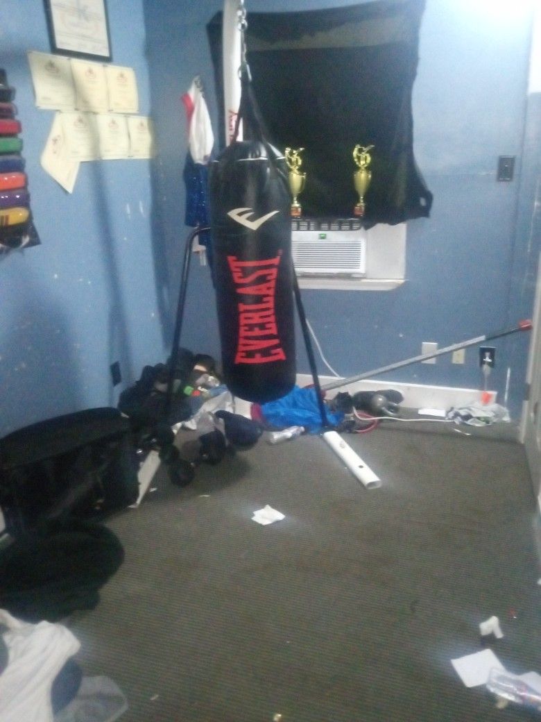 Cheap 70lb (31kg) Ever Last Punching Bag