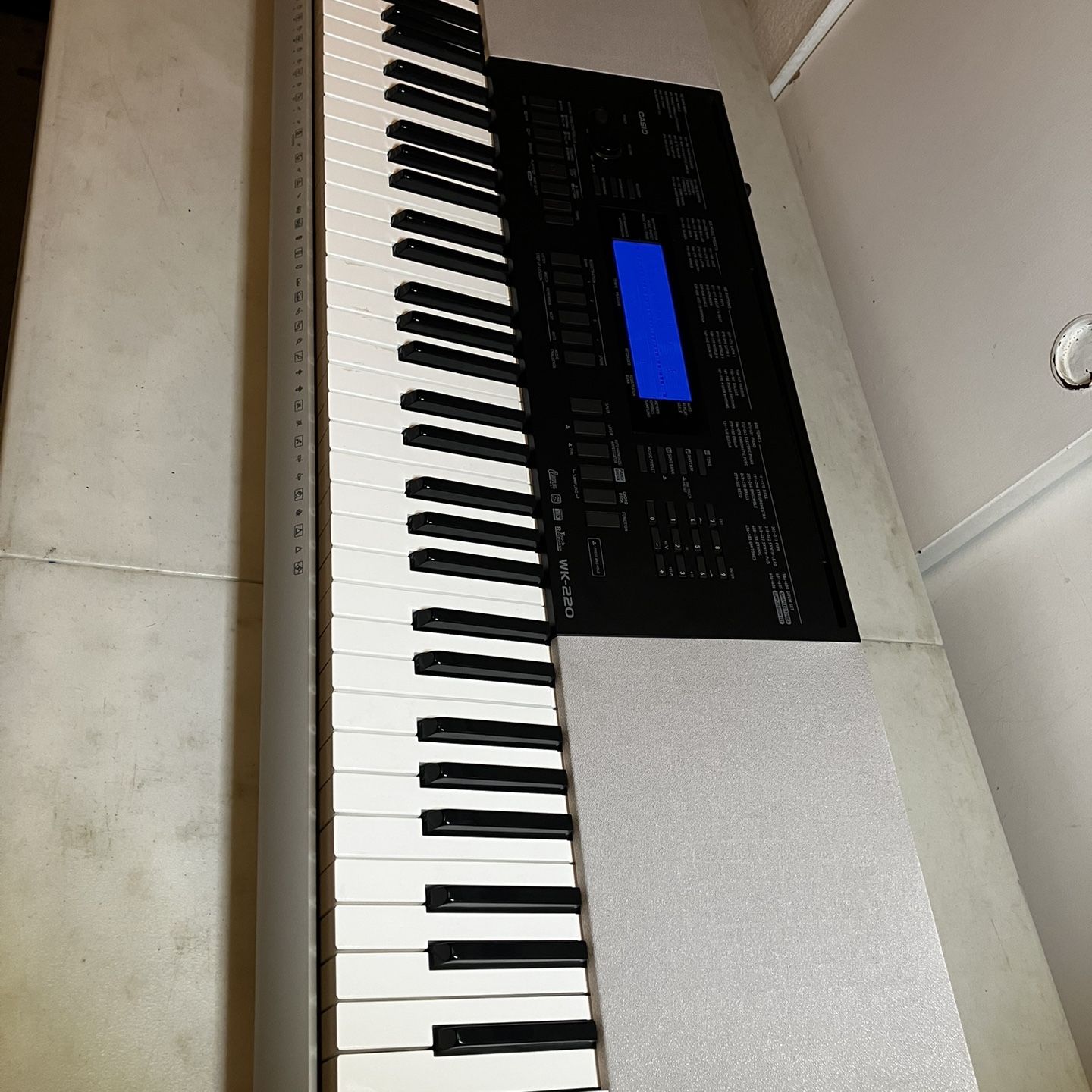 Casio WK 220 Electric Piano w/ power Supply & Stand Portable Electronic Keyboard   Good condition, as pictured, has power cord included but can run on