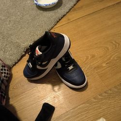 New Boys 5.5 Nike Air Shoes