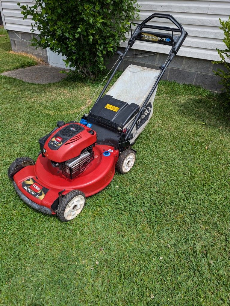 In excellent condition!! Toro 22-in recycler self-propelled lawn mower with bagger. Has a new blade and the oil has been changed. The carburetor has b