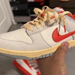 NIKE DUNK LOW - SAIL/PICANTE RED-PHOTON DUST VOILE/POUSSIERE DE PHOTON